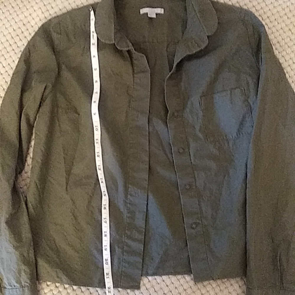 Olive Slightly cropped button up shirt